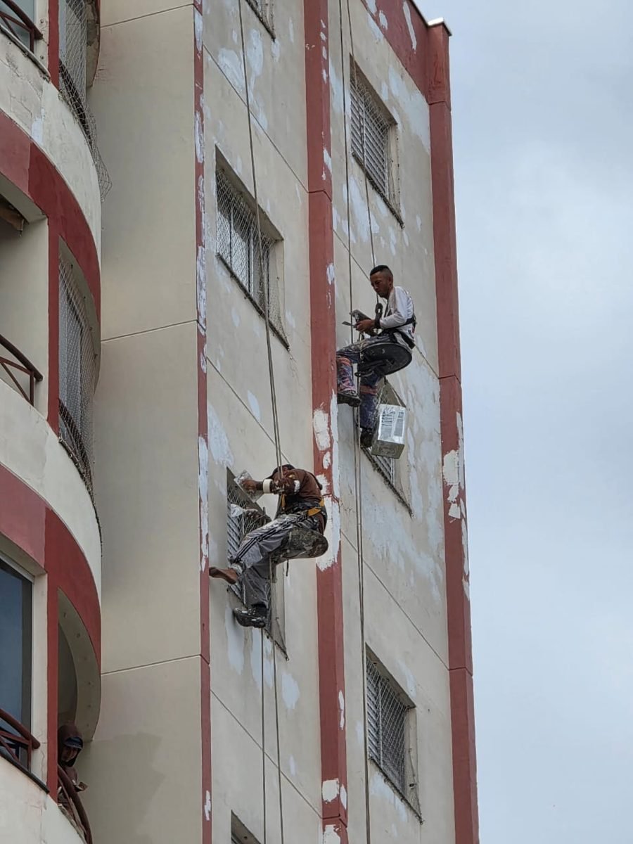 Equipe em trabalho de altura por corda