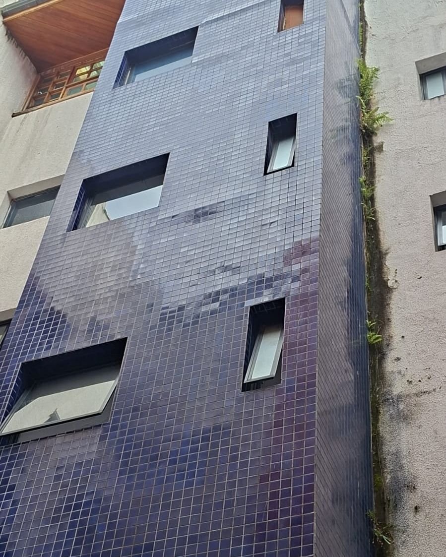 Fachada deteriorada antes da restauração